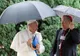 Vizita istorică a Papei Francisc în România  începe într- o zi ploioasă