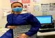 Alina, asistentă medicală, cu săculețul de Vaideeni, în lume