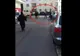 VIDEO. Bătaie în fața unui supermarket din jud. Vâlcea: un copil, rănit grav în altercație. Cinci bărbaţi au fost reţinuţi