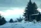 Turiști surprinsi de stratul de zăpadă și apele ieșite din matcă pe un drum neasfaltat