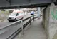 VIDEO. Ambulanţă blocată sub un pasaj, în cartierul Ostroveni din Râmnicu Vâlcea