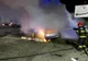 VIDEO. Doi tineri, răniţi după ce au intrat cu maşina într-o conductă de gaze şi a luat foc