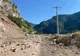 Drumuri blocate din cauza prăbușirii versanților