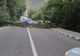 Circulație blocată în Călimănești, copaci căzuți pe carosabil. Trafic deviat