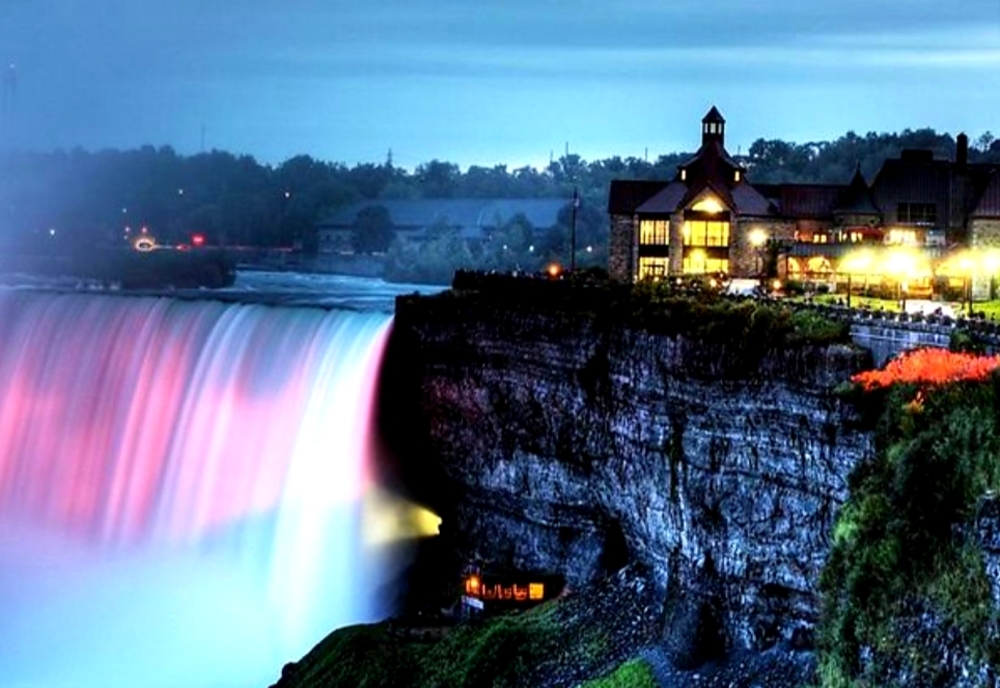 Apele cascadei Niagara vor fi colorate mâine în culorile României
